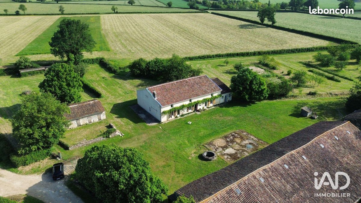 Maison 8 pièces 363 m² · à Vouillé · 363 m² · 248 000 €