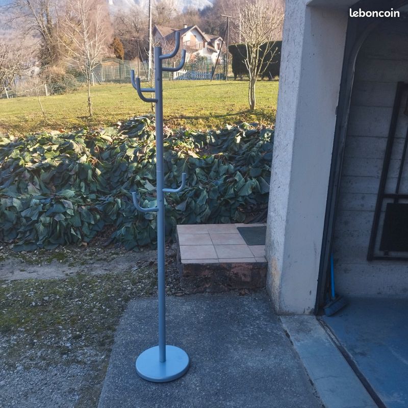 Porte manteau sur pied en aluminium (image 1)