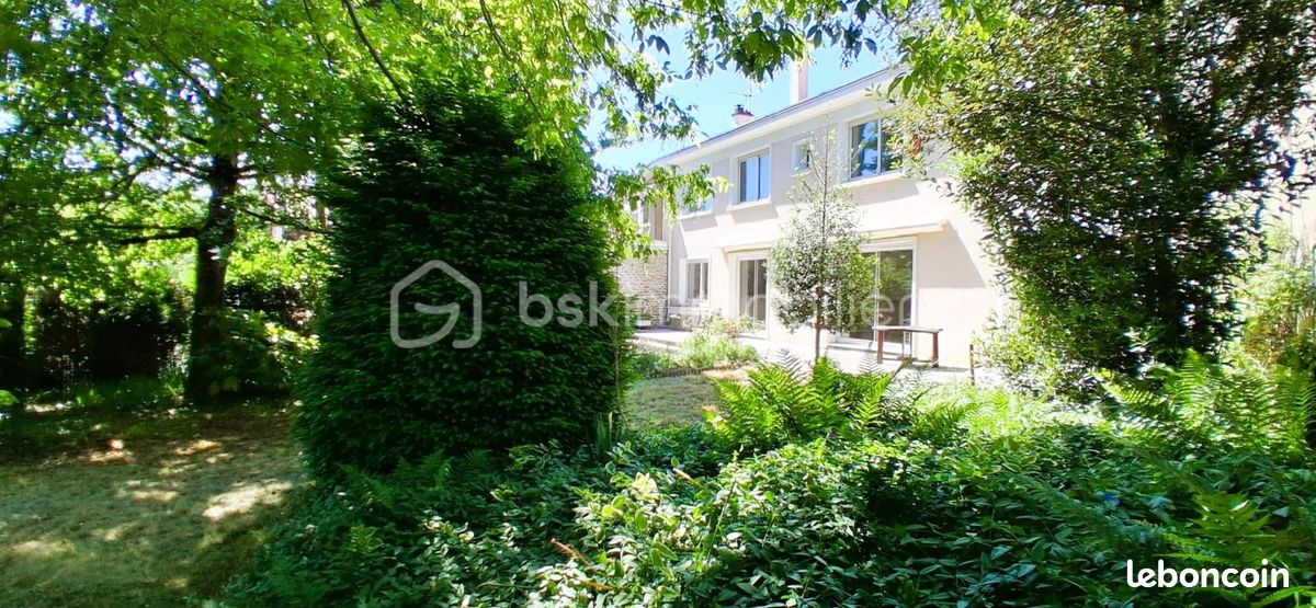 Maison 8 pièces 272 m² · à Secondigny · 272 m² · 160 000 €
