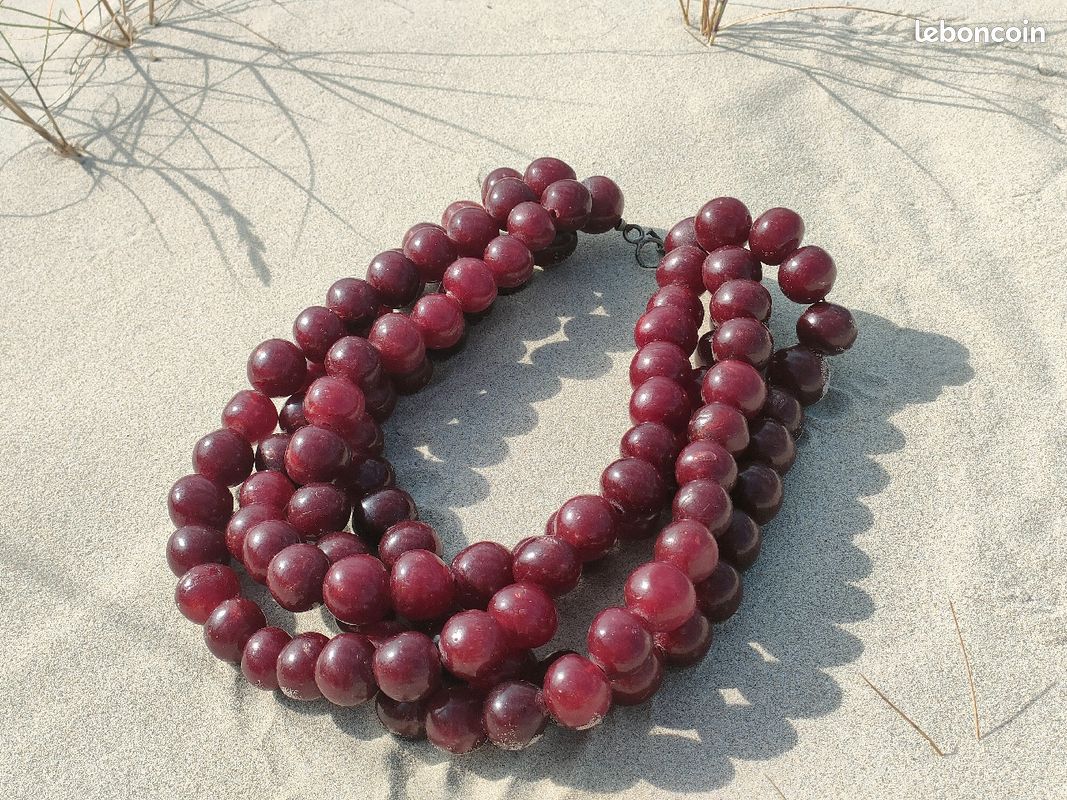 Collier en résine (image 1)