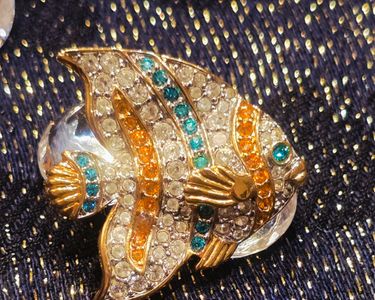 Broche Vintage Poisson En Or Pâle Avec Cristaux Bleus - Bijou Rétro Chic