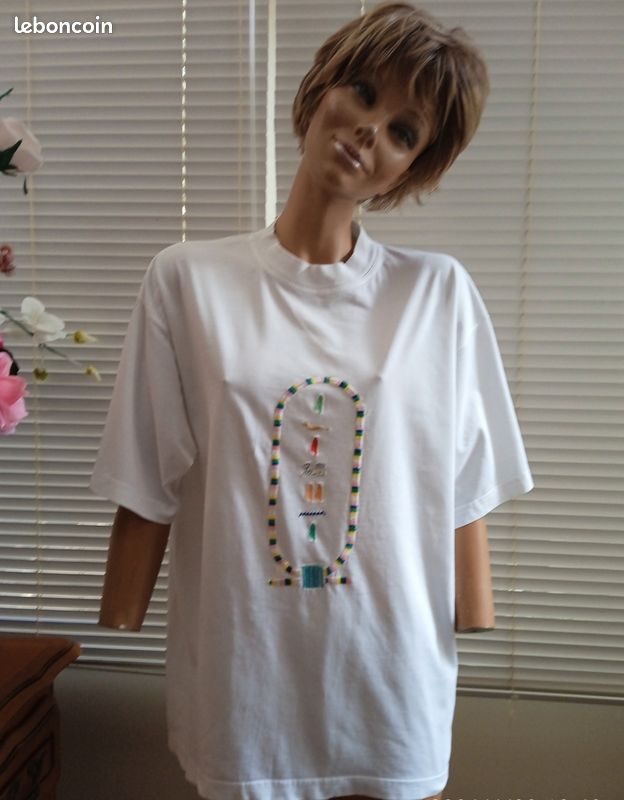 Tee shirt blanc motif cartouche (image 1)