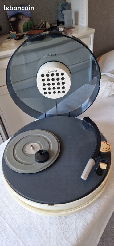 La petite dernière: horloge sur une base de tourne disque des années 50 ! Pièce unique