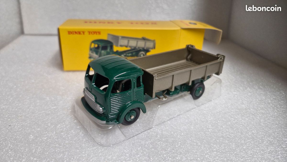 1/43 Dinky toys 33B Simca Cargo benne basculante en très bon état