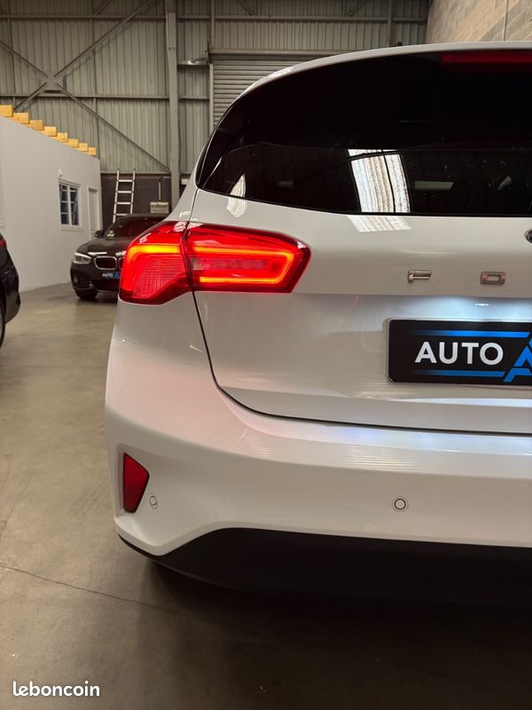 FORD Focus Berline Titanium X 1.0 EcoBoost 125 / CARPLAY / LINE ASSIST / CAMERA RECUL / RADAR AR / REGULATEUR LIMITEUR / CLIM AUTO (image 12)