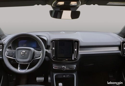 VOLVO XC40 B3 163 ch DCT7 Black Edition (image 9)