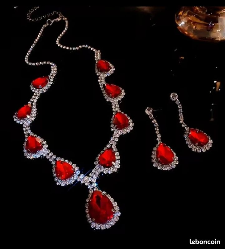 Parure élégante composée de collier et boucles d’oreilles avec cristaux rouges (image 1)