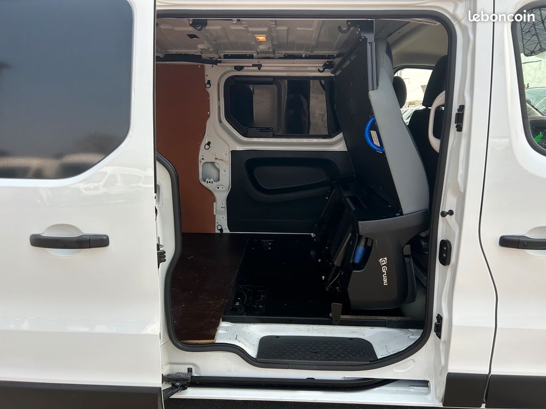 Renault Trafic 2.0 DCI 145ch EDC Boite automatique 1200Kg Fourgon L2H1 Pack Grand Confort Cabine Approfondie 5 Places rabattables Gruau (image 14)