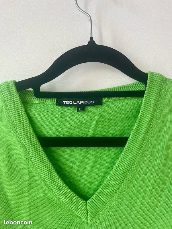 Joli pull col V vert pomme Ted Lapidus Vêtements