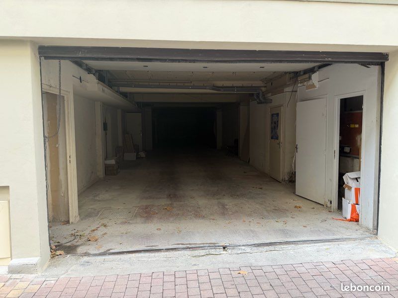Garage centre ville à louer de 140 m carré · à Carcassonne · 800 €/mois