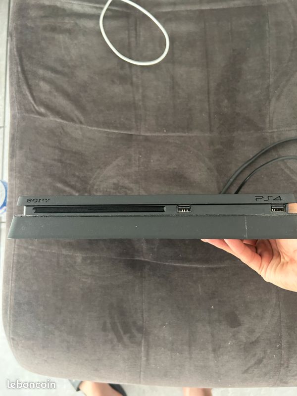 PlayStation 4 (image 2)