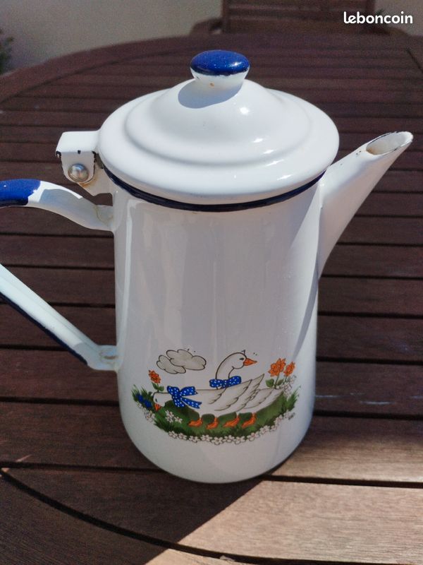 Très Jolie Cafetière Ancienne Verseuse En Tôle Émaillée Décor Oies (image 1)