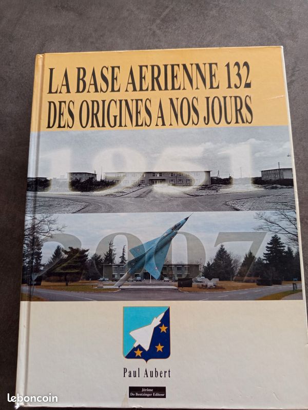 Livre sur la base aérienne 132 (image 1)