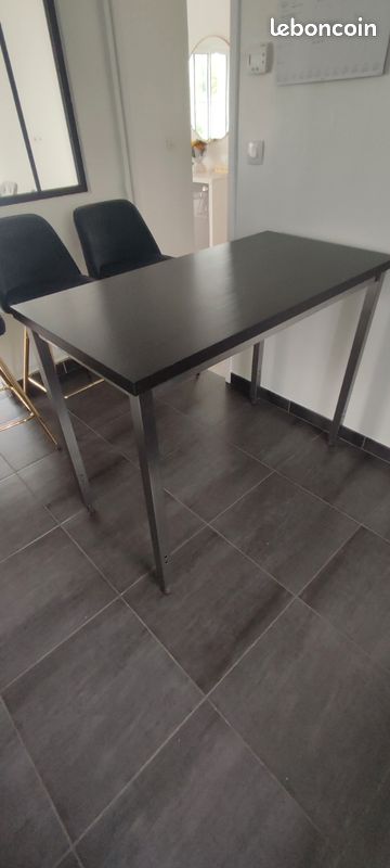 Table haute cuisine + 4 chaises hautes/tabourets modernes hauts (image 1)