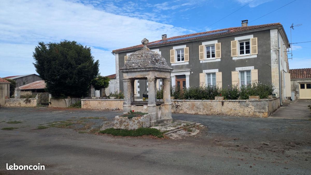 Maison 12 pièces 275 m² · à Saint-Hippolyte · 275 m² · 367 500 €