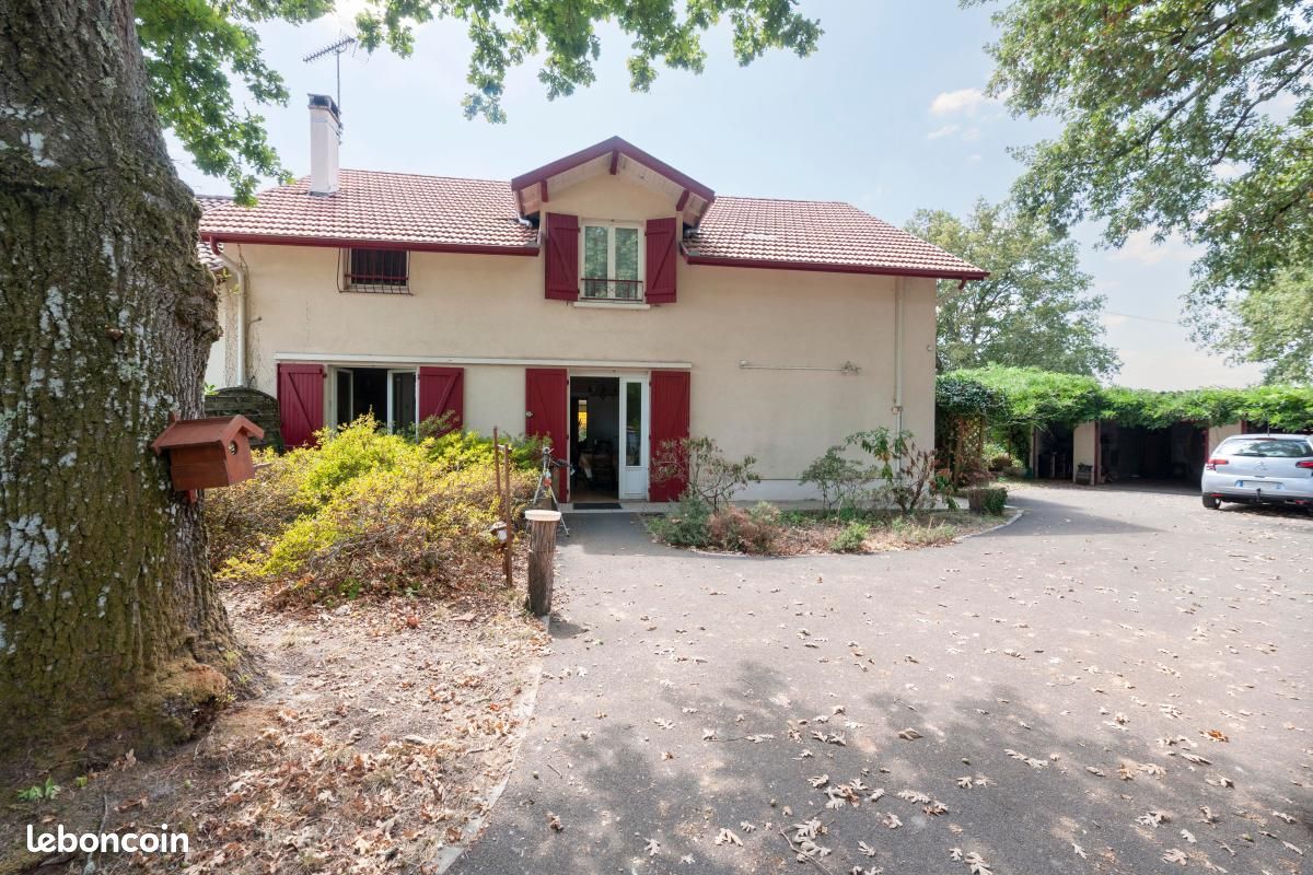 Maison 7 pièces 208 m² · à Saint-Pierre-du-Mont · 208 m² · 230 000 €