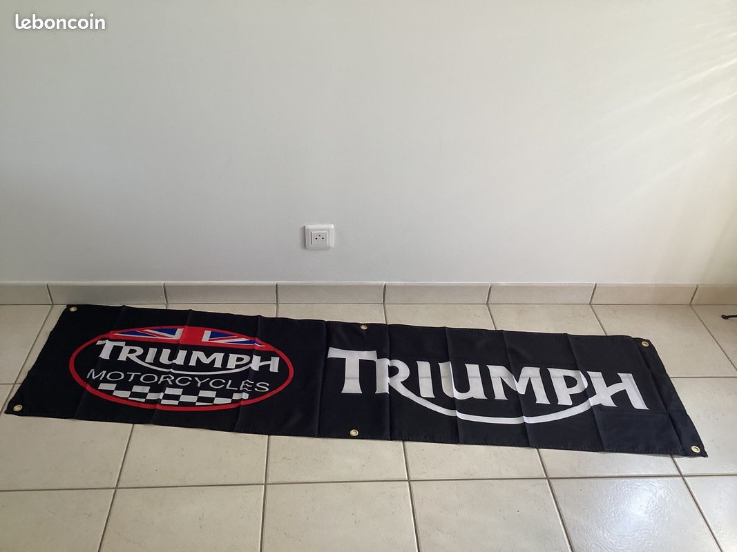 Drapeau Bannière Publicitaire Triumph 90x150 Cm - Tissu Noir Motif Moto VR46 - Neuf Sous Emballage