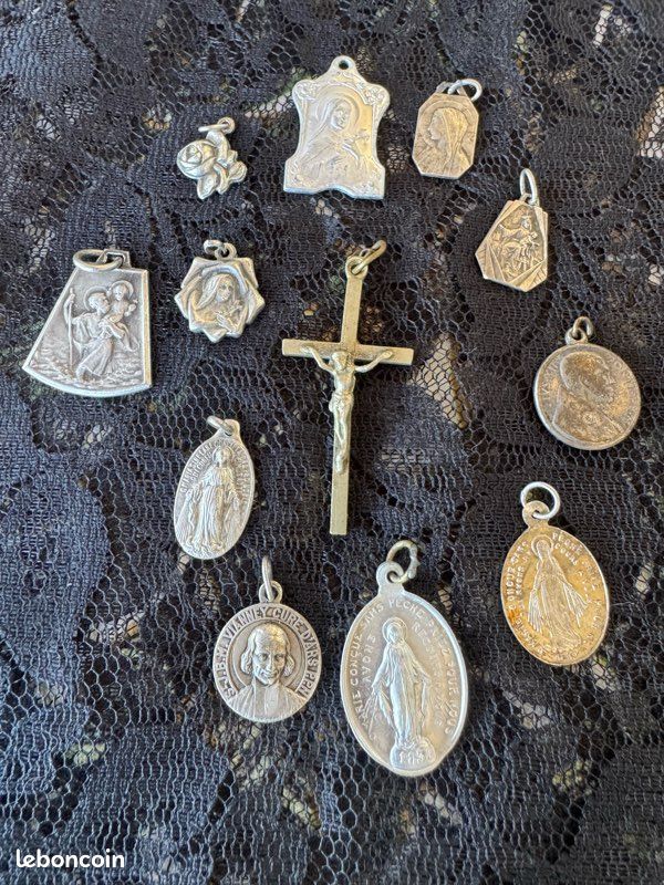 Lot 12 médailles religieuses anciennes & crucifix – Saint Christophe, Curé d'Ars, Ste Thérèse (image 1)