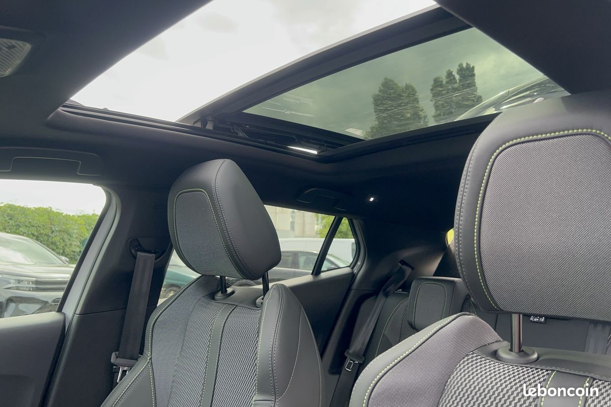 PEUGEOT 2008 Hybrid 145 e-DCS6 GT (image 14)