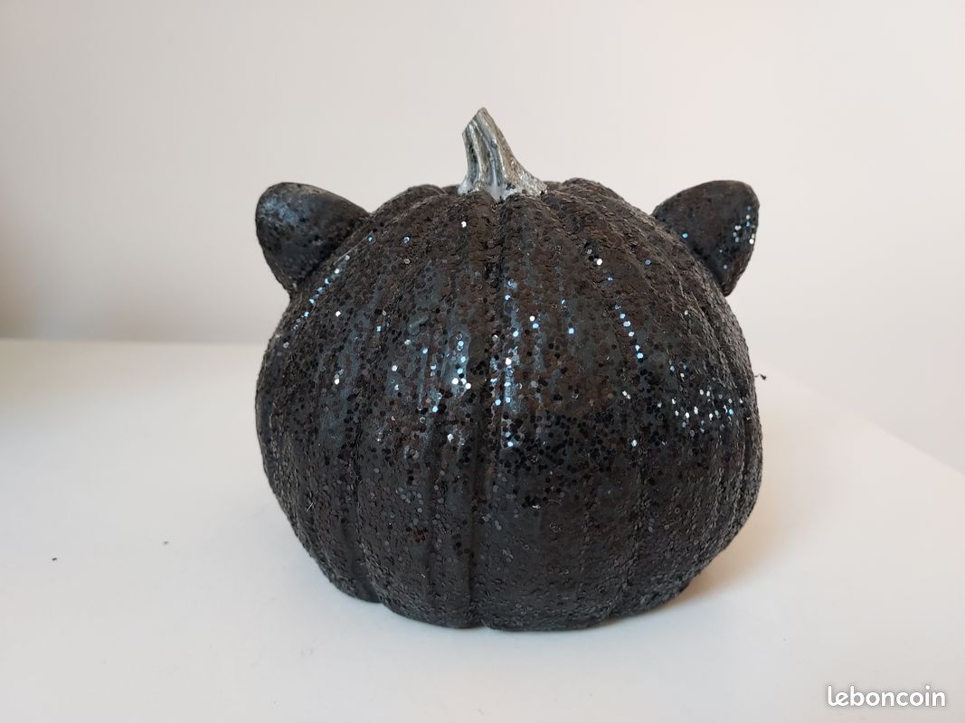 Decoration d halloween, chat noir dans une citrouille : maison-et-deco