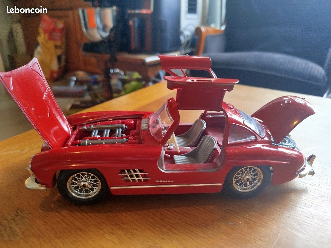 1/18 - MERCEDES-BENZ 300 Sl Gullwing (W198) - Silver / Rouge - 1954