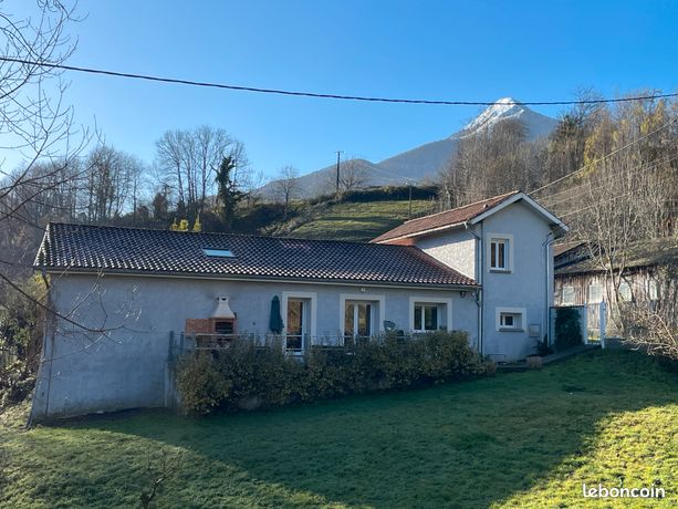 Maison à vendre au bord de la rivière