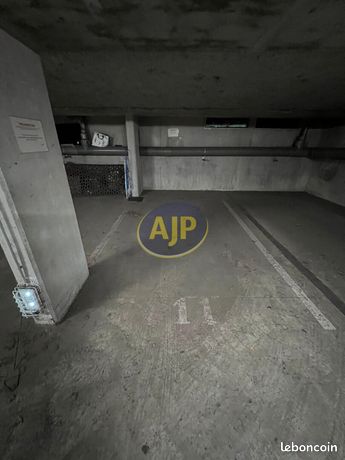Parking/box LE HAILLAN
