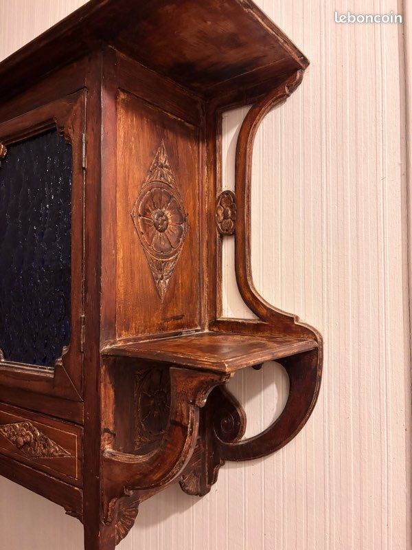 Meuble mural ancien en bois sculpté – vitrine avec étagères (image 3)