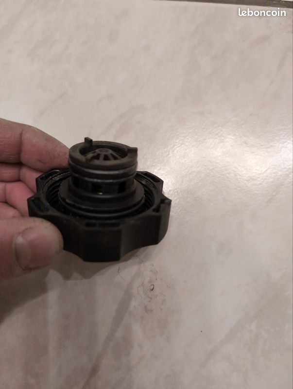 elfbar nachfüll pod läuft aus fuite de Liquide de refroidissement sur Opel Corsa CDTI 1.7 turbo diésel  2005 - Réparation mécanique, aide panne auto main image 0