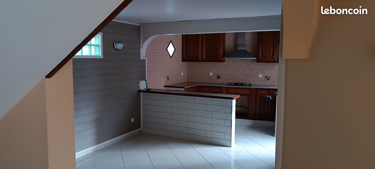 Maison 10 pièces 240 m² · à Le Tampon · 240 m² · 1 601 €