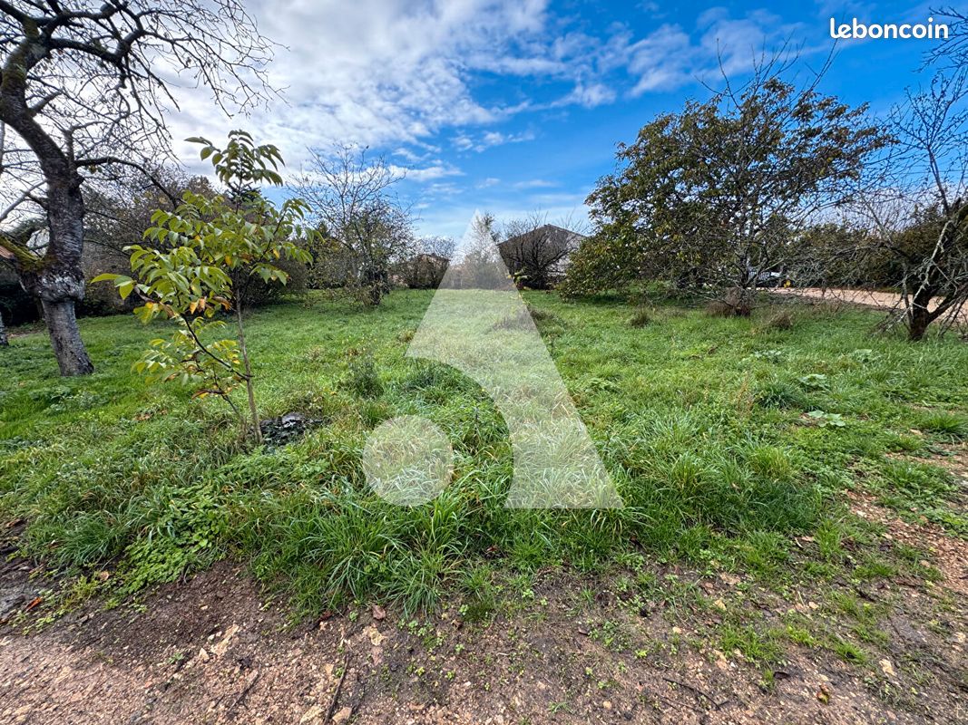 Terrain 704 m² Aiffres (image 1)