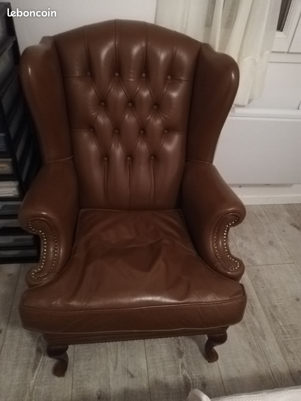 Salon anglais avec 2 fauteuils cuir (image 1)