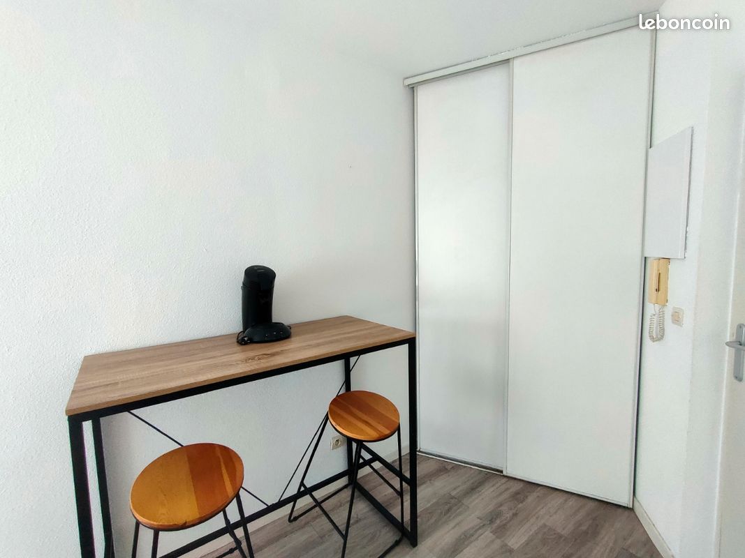 Table haute et tabourets (image 4)