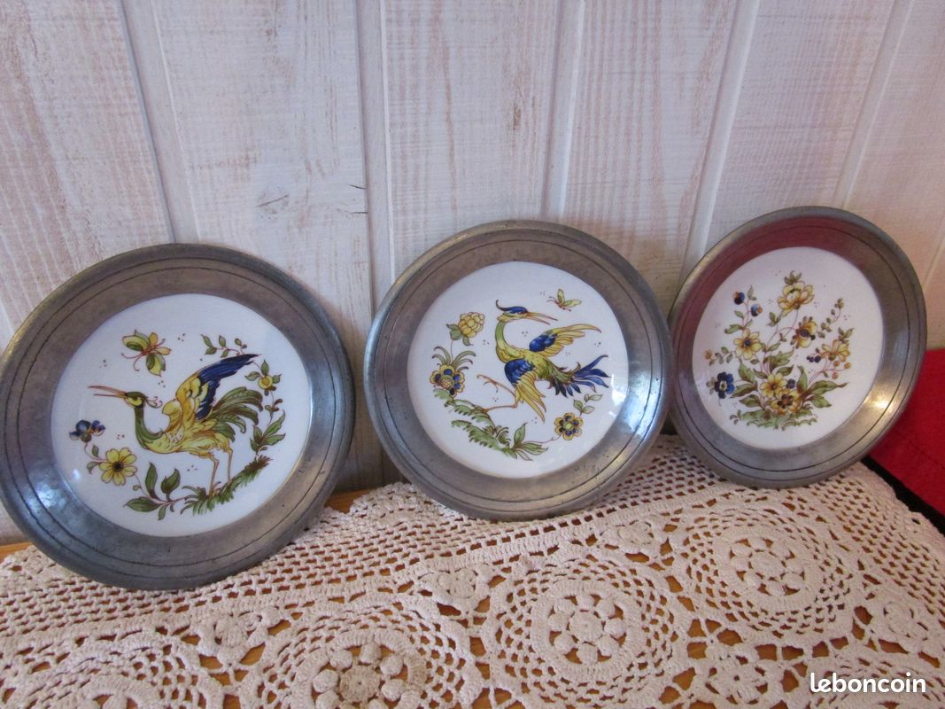 Petites assiette décorative murale en porcelaine cadre en étain entourée (image 1)