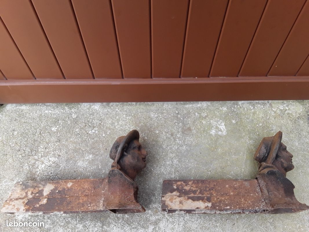 Paire de chenets anciens en fer forgé travaillé - Décoration