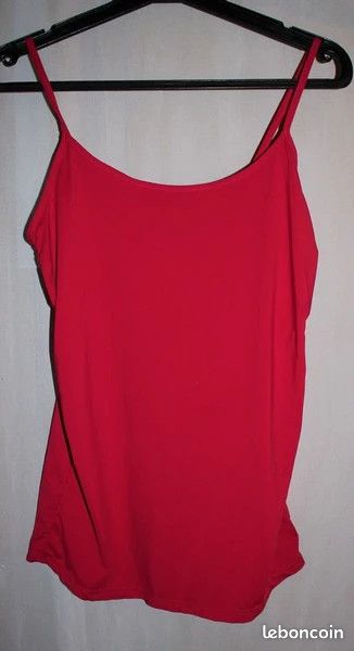 Haut rouge in extenso M mais correspond T32 (image 1)