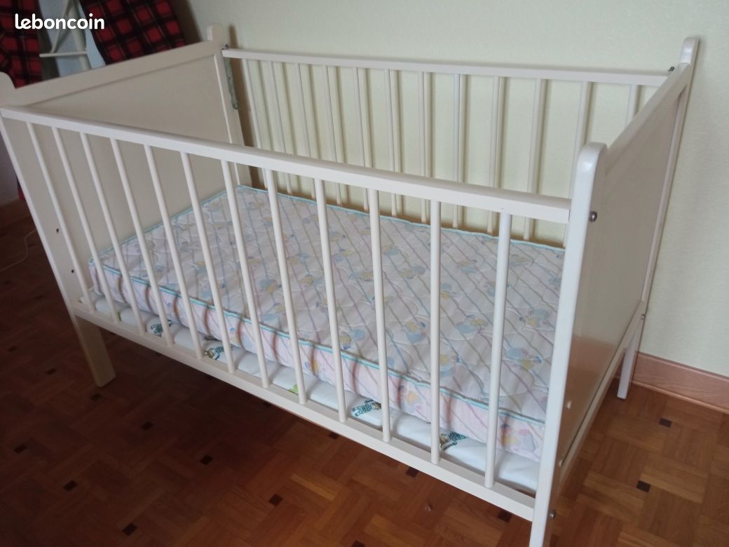Lit bébé en bois (image 1)