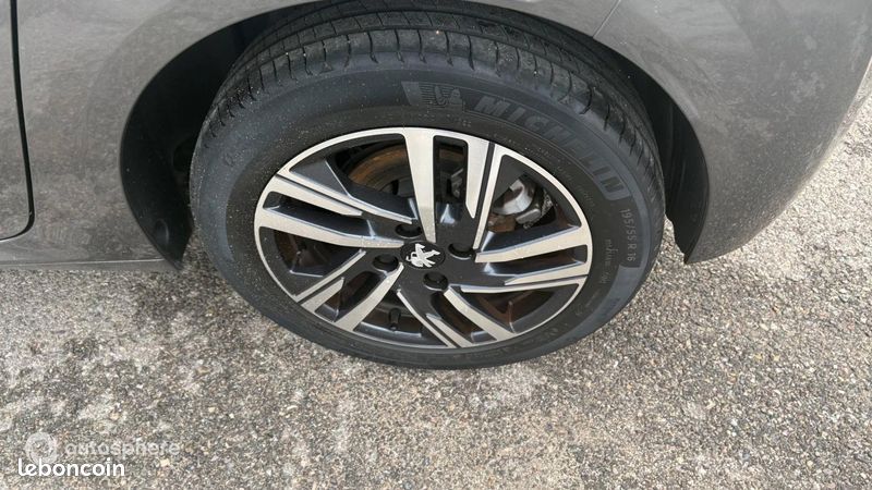 Peugeot 208 1.2 PureTech 130ch S&S Allure Pack EAT8 (image 16)