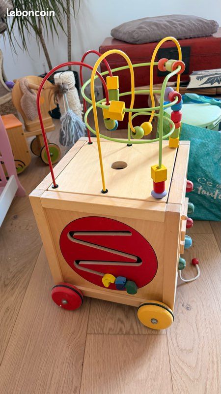 Cube d’activités en bois bébé – jouet d’éveil complet (image 1)