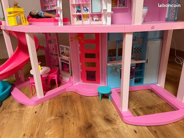Barbie Maison De Rêve, 3 Niveaux, avec 8 Pièces Dont Une Piscine, Un Toboggan, Un Ascenseur Accessible pour Fauteuil Roulant, 70 Accessoires pour Poupées, Jouet pour Enfant de 3 Ans et Plus