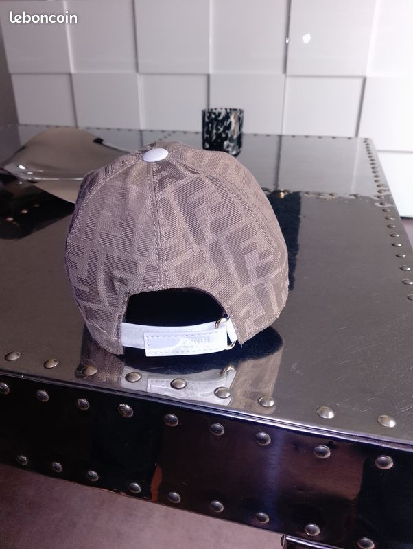 Casquette Fendi comme neuf original 100 (image 3)