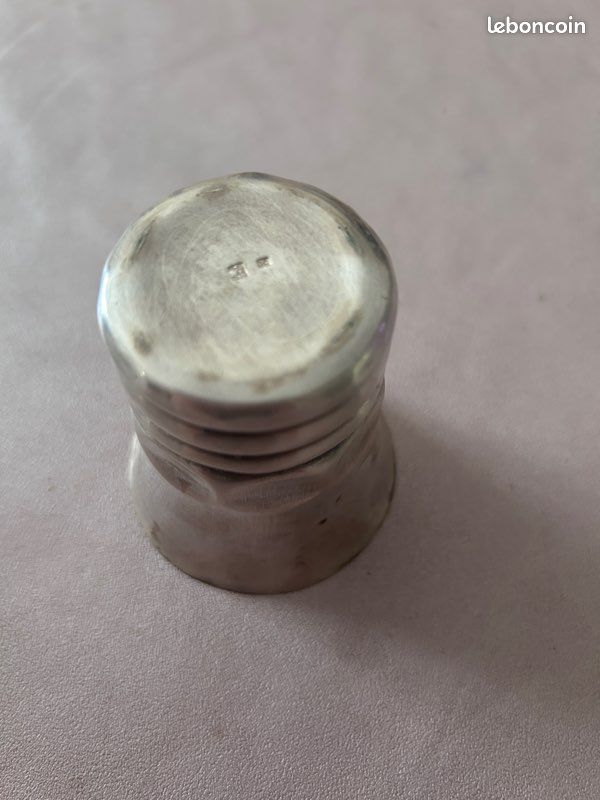 Gobelet en métal argenté (image 4)