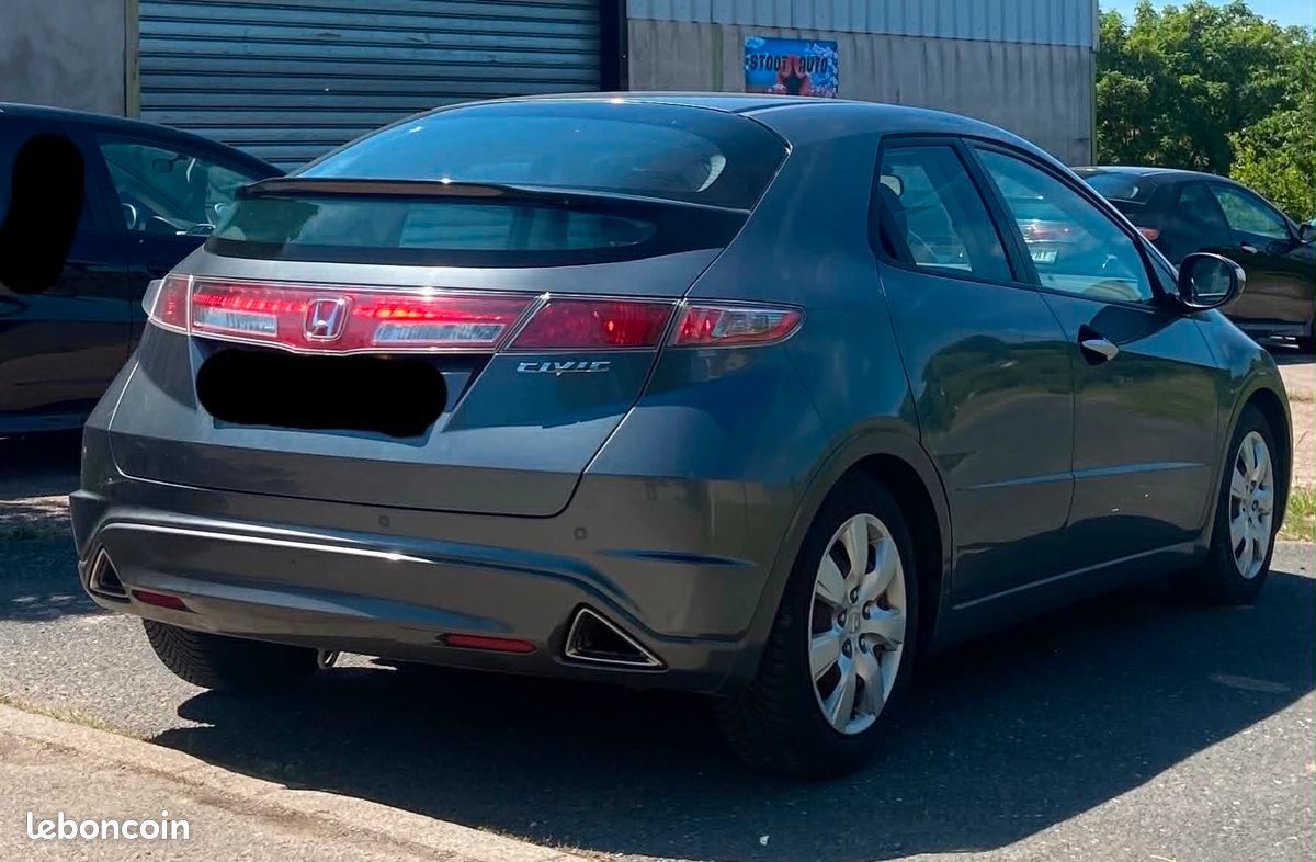 Civic 8 phase 2 1,8 i-vtec 140cv 85700km toujours suivi chez Honda carnet d’entretien entièrement tamponnés + factures et anciens contrôles techniques deuxième main possibilité de passage à l’éthanol (image 2)