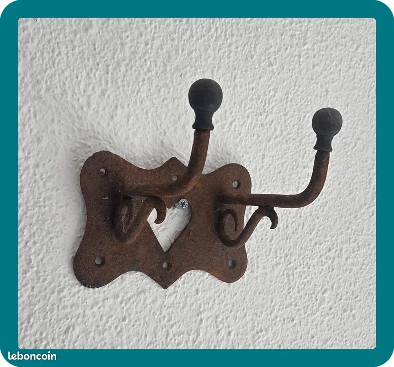Lot ancien matériel d’écurie en fer forgé – porte-selle, crochet et fer à cheval (image 13)