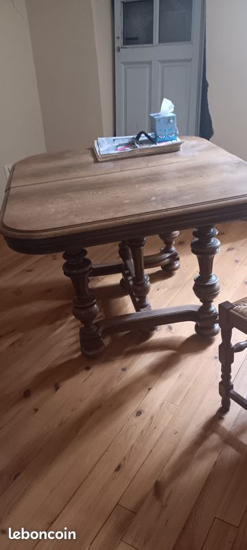 Table ancienne (image 1)