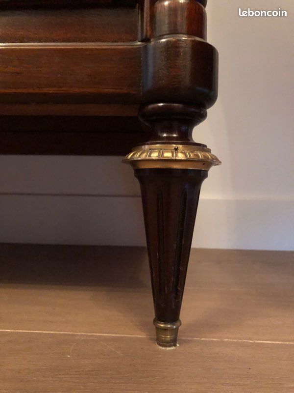 Commande en acajou et bronze style Louis XVI à plateau en marbre blanc (image 3)