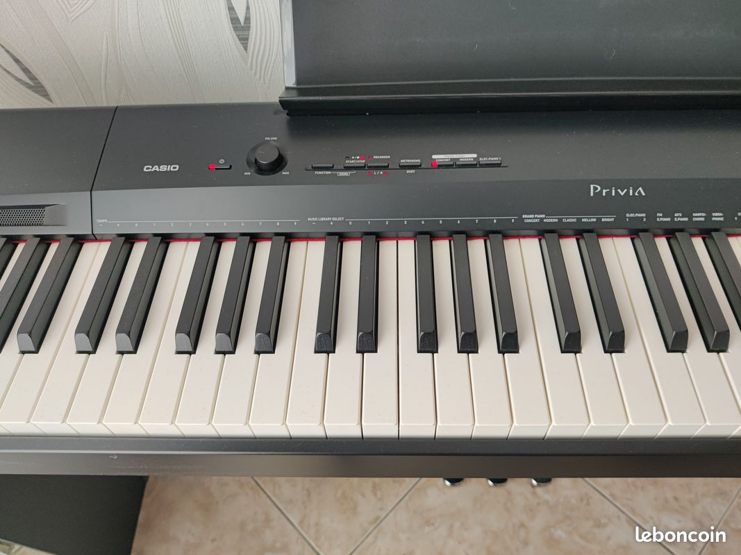Piano Casio Privia PX 160 + tabouret réglable + housse + meuble + 3 pédales + casque filaire (image 2)