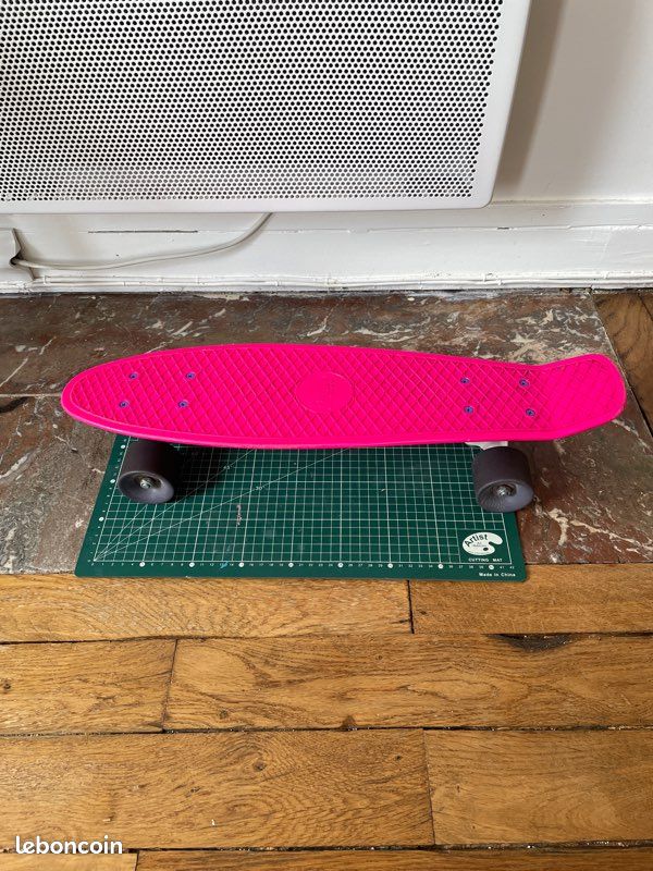 Penny Board Small – couleur Néon Rose (image 1)