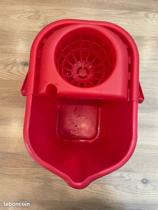 Seau rectangulaire rouge en plastique 12 L (image 6)