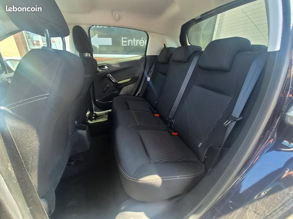 Peugeot 208 1.6 BLUEHDI 100CH STYLE 5P (image 11)